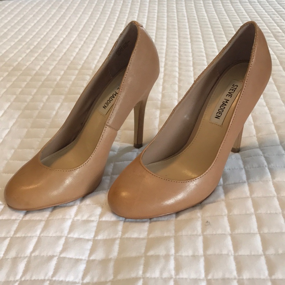 Like New 5.5 Steve Madden Nude Heels